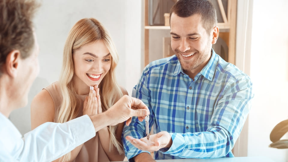 landlord handing over key to the tenant